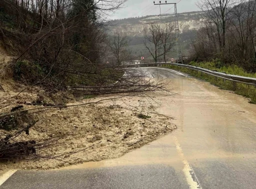 Ordu&rsquo;da &Uuml;nye-Kumru bağlantı yolunda heyelan
