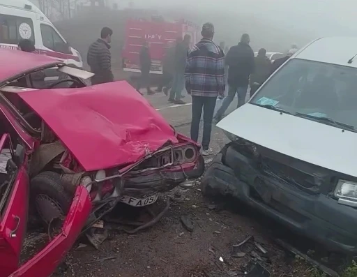 Ordu’da yoğun siste iki araç kafa kafaya çarpıştı: 3’ü ağır 5 yaralı
