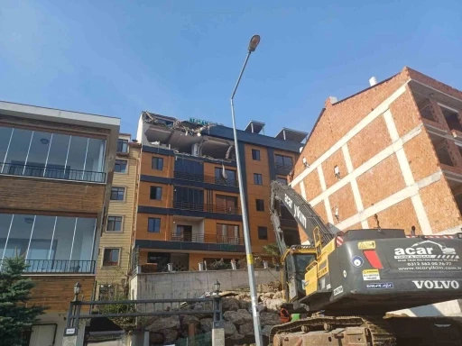 Ordu’da zemini kayan ve çatlaklar oluşan binada yıkım başladı
