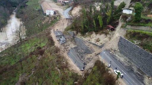 Ordu-İ&ccedil; Anadolu bağlantı yolundaki heyelan havadan g&ouml;r&uuml;nt&uuml;lendi
