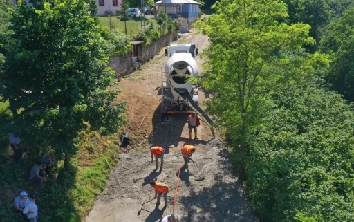 Ordu&rsquo;nun kırsal mahallelerinde beton yol &ccedil;alışmaları
