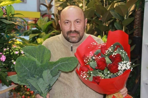 Ordulu &ccedil;i&ccedil;ek&ccedil;i Karadeniz zekasını konuşturdu: G&uuml;l buketini &rsquo;karalahana&rsquo; ile s&uuml;sl&uuml;yor
