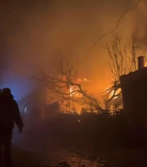 Orhaneli&rsquo;de geceyi aydınlatan alevler, evi k&uuml;le &ccedil;evirdi
