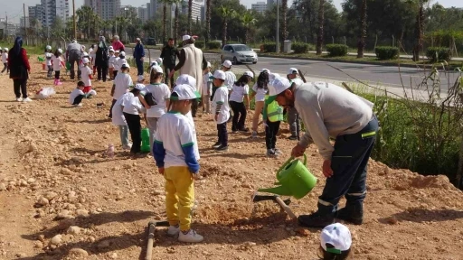 Orman bilinci aşılanan minikler fidan dikti
