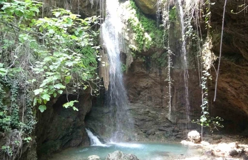 Ormana gizlenen şelale, bu sene coşkulu akıyor
