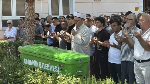 Ormanda &ouml;l&uuml; bulunan kayıp &ouml;ğrenci son yolculuğuna uğurlandı

