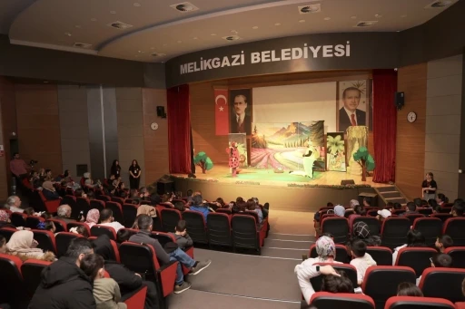 &rsquo;Ormanlar Kralı Ağustos B&ouml;ceği&rsquo; oyunu &ccedil;ocuklarla buluştu
