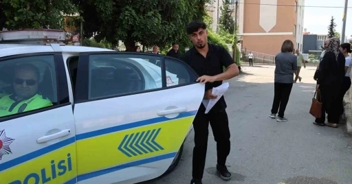 &Ouml;rnek olmak i&ccedil;in 6&rsquo;ncı kez &uuml;niversite sınavına girdi, kimliğini unutan &ouml;ğrenci ise polislerin yardımına rağmen sınava yetişemedi
