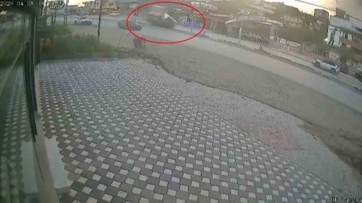 Orta ref&uuml;je &ccedil;arpan hafriyat kamyonunun devrildiği anlar kamerada
