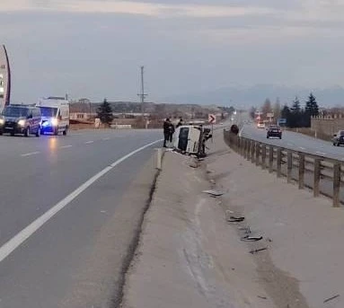Orta ref&uuml;je devrilen hafif ticari ara&ccedil;ta 5 kişi yaralandı
