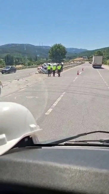 Orta ref&uuml;je saplanan iki ara&ccedil; bariyerlerin arasında sıkıştı
