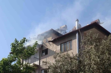 Ortaca’da 5 katlı binanın çatı katında yangın çıktı
