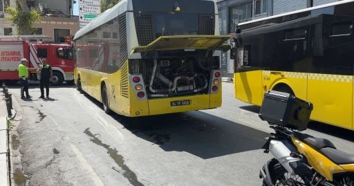 Ortak&ouml;y&rsquo;de İETT otob&uuml;s&uuml;nden dumanlar y&uuml;kseldi: Motor arızası trafiğe neden oldu
