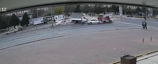 Ortalığın savaş alanına d&ouml;nd&uuml;ğ&uuml; kaza kamerada
