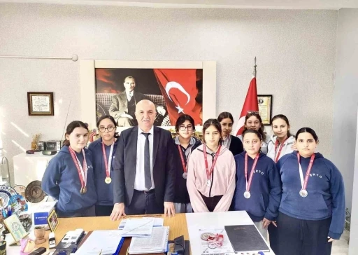 Ortaokul &ouml;ğrencileri bilek g&uuml;reşinde madalyalara ambargo koydu
