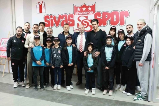 Ortaokul öğrencileri Sivasspor sevgisini resmetti, futbolcular sergiyi açtı
