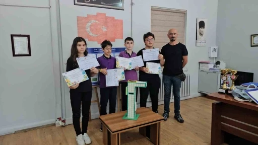 Ortaokul &ouml;ğrencilerinden nefes aldıran proje; hava kirliliğine &ccedil;&ouml;z&uuml;m sokak lambası
