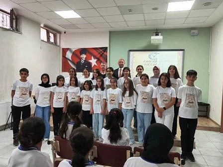 Ortaokul öğrencilerinden &quot;Kalpten kaleme, kalemden sahneye&quot; şiir dinletisi
