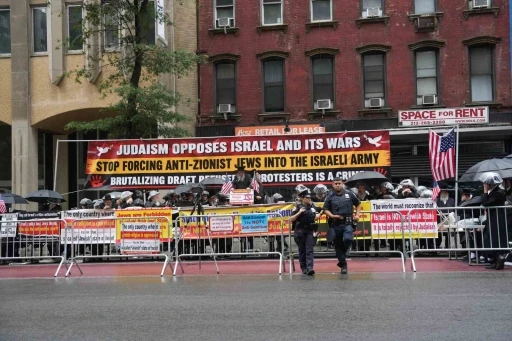 Ortodoks Yahudiler, New York&rsquo;ta İsrail Devleti&rsquo;ni ve zorunlu askerlik uygulamasını protesto etti
