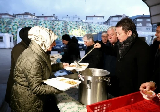 Osmangazi Belediyesi&rsquo;nin iftar sofrasında y&uuml;zlerce kişi bir araya geldi
