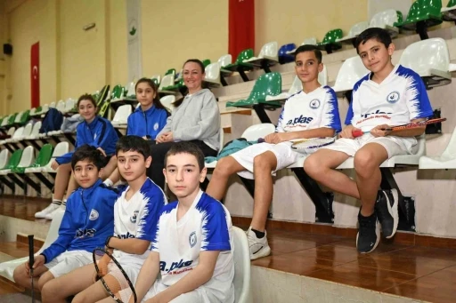 Osmangazi&rsquo;de badminton heyecanı zirveye taştı
