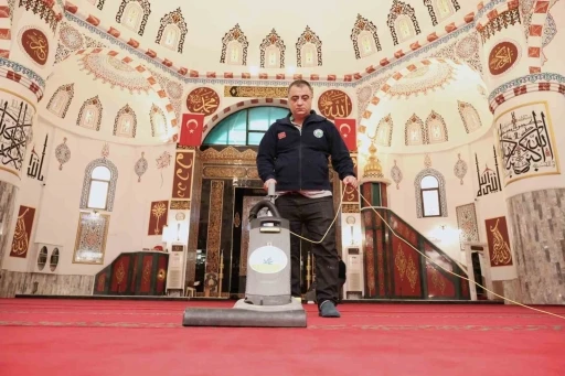 Osmangazi&rsquo;de camiler Ramazan&rsquo;a &ouml;zenle hazırlandı
