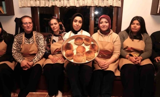 Osmangazi&rsquo;de kandil akşamında 600 yıllık &rsquo;bereket&rsquo; ekmeği pişirildi
