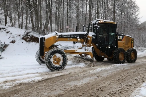 Osmangazi&rsquo;de karla kapanan yollara anında m&uuml;dahale
