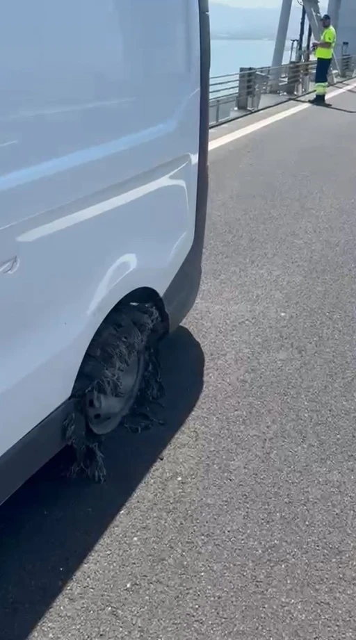 Osmangazi Köprüsü’nde iki aracın lastikleri peş peşe patladı
