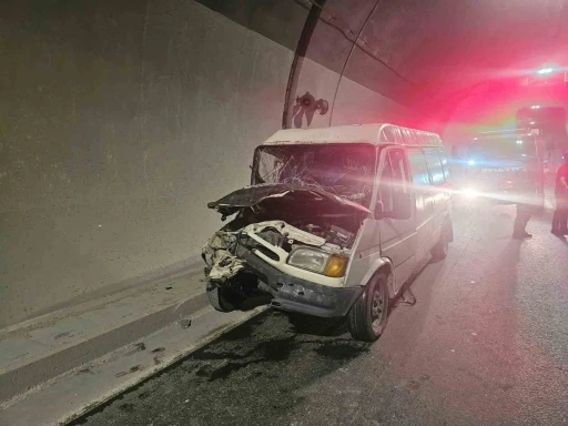 Osmangazi T&uuml;neli i&ccedil;indeki trafik kazasında, 1&rsquo;ağır 3 kişi yaralandı
