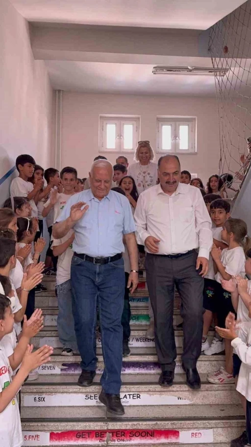 Osmaniye&rsquo;de 44 yıllık &ouml;ğretmen &ccedil;i&ccedil;ekler ve meşalelerle emekliliğe uğurlandı
