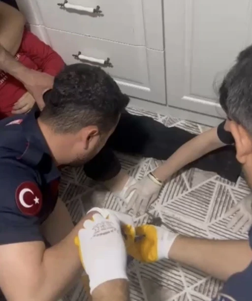 Osmaniye&rsquo;de ayağına mangal şişi saplanan &ccedil;ocuk hastaneye kaldırıldı
