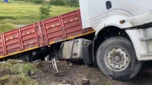 Osmaniye&rsquo;de bariyerlere &ccedil;arpan tır yoldan &ccedil;ıktı
