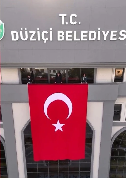 Osmaniye&rsquo;de belediye personelinden ay-yıldızlılara moral videosu
