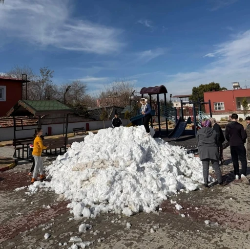 Osmaniye&rsquo;de &ccedil;ocukların kar hasreti sona erdi
