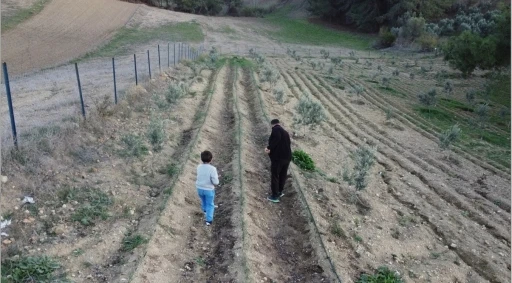 Osmaniye&rsquo;de depremi yaşadı, toprağa tutundu
