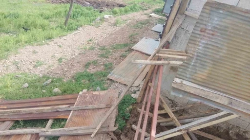 Osmaniye&rsquo;de fırtına ahırın &ccedil;atısını u&ccedil;urdu
