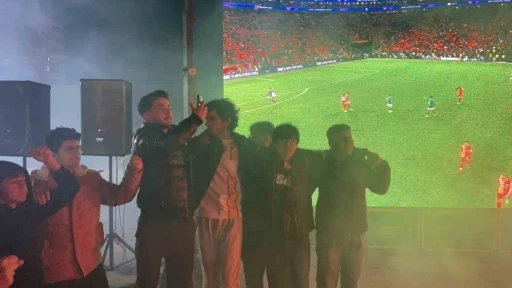 Osmaniye&rsquo;de Galatasaray&rsquo;ın galibiyeti havai fişek ve meşalelerle kutlandı
