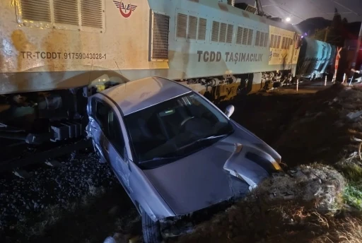 Osmaniye&rsquo;de hemzemin ge&ccedil;itte tren ile otomobil &ccedil;arpıştı
