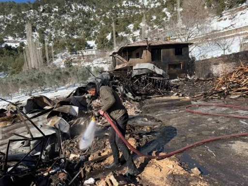 Osmaniye&rsquo;de hızar at&ouml;lyesi yangında k&uuml;l oldu
