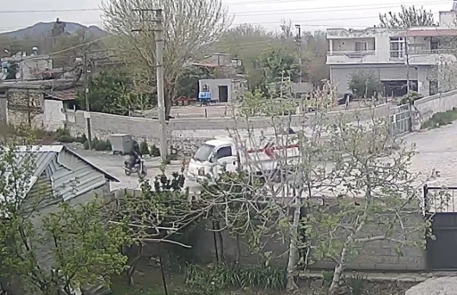 Osmaniye&rsquo;de kamyonetle &ccedil;arpışan motosikletli hayatını kaybetti
