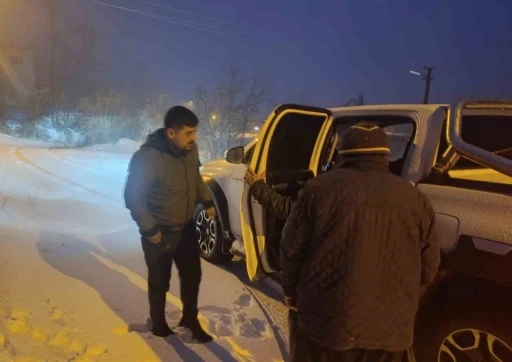 Osmaniye&rsquo;de karda mahsur kalan iki kadını ekipler kurtardı
