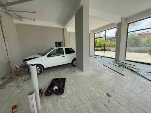 Osmaniye&rsquo;de  kontrolden &ccedil;ıkan otomobil d&uuml;kkana girdi: 1 yaralı
