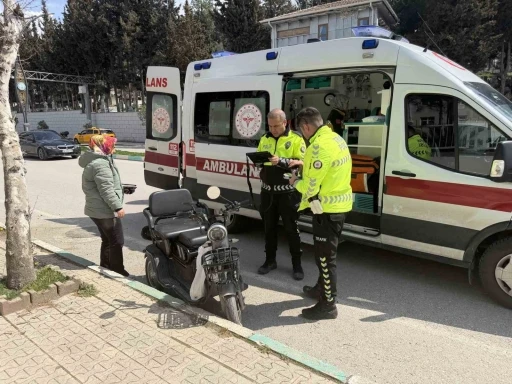 Osmaniye&rsquo;de kontrolden &ccedil;ıkan şarjlı motosiklet kaldırıma &ccedil;arptı: 1 yaralı
