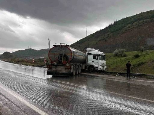 Osmaniye’de kontrolden çıkan tanker bariyerlere çarptı

