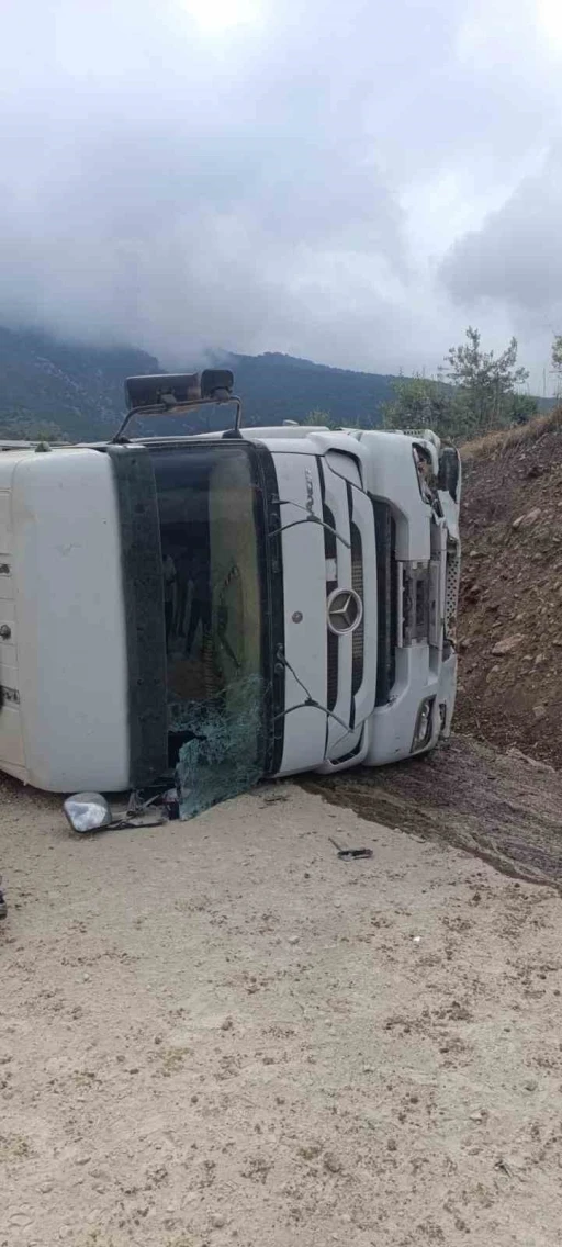 Osmaniye&rsquo;de kontrolden &ccedil;ıkan tır yamaca &ccedil;arptı: 1 yaralı
