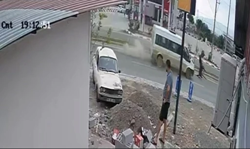 Osmaniye&rsquo;de minib&uuml;s başıboş ata &ccedil;arptı
