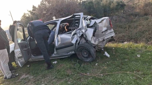Osmaniye&rsquo;de minib&uuml;s ile otomobil &ccedil;arpıştı: 2 yaralı
