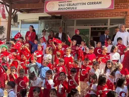 Osmaniye&rsquo;de minik &ouml;ğrencilerden el emeği bayrak sergisi
