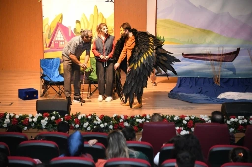 Osmaniye’de minikler &quot;Ronnie-Göldeki Fısıltı&quot; oyunuyla tiyatro şöleni yaşadı
